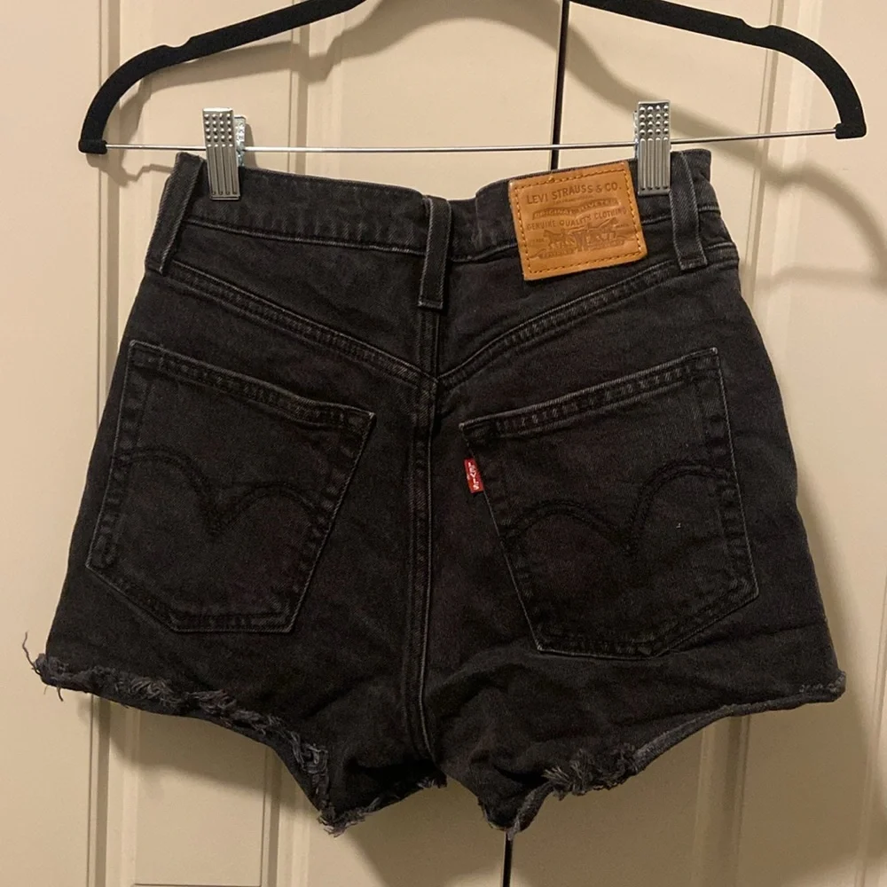 Levi’s Ribcage Shorts - Picture 2 of 4